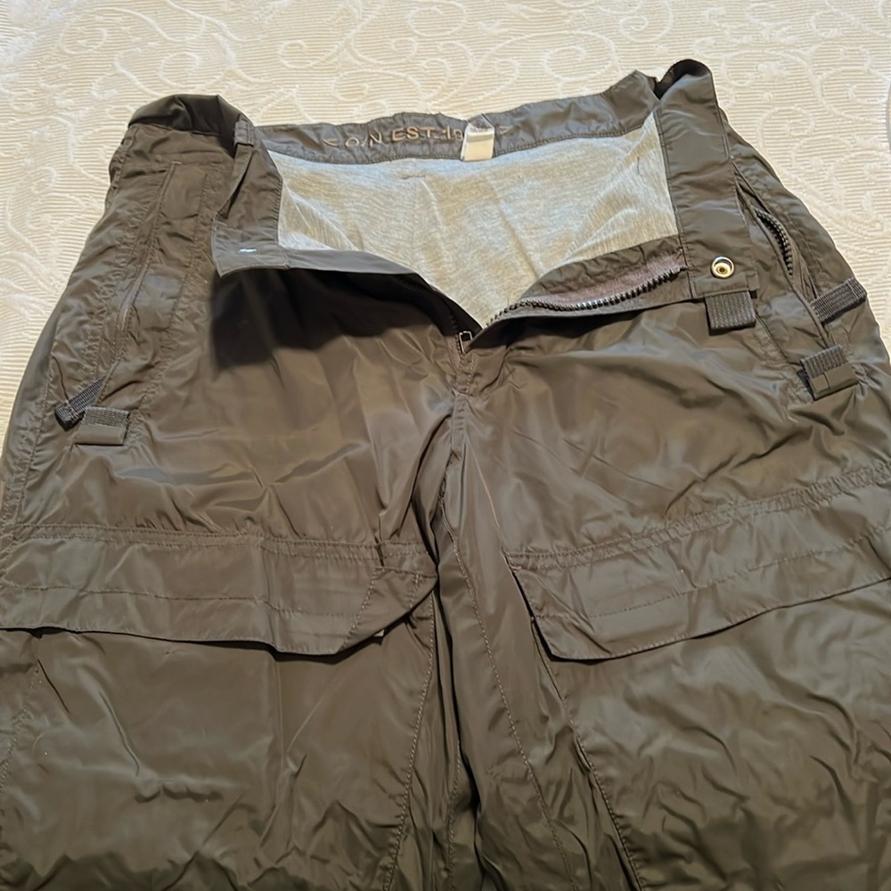 Old Navy Women’s ski snow pants. Loose fit. Gray. Size 30/30.